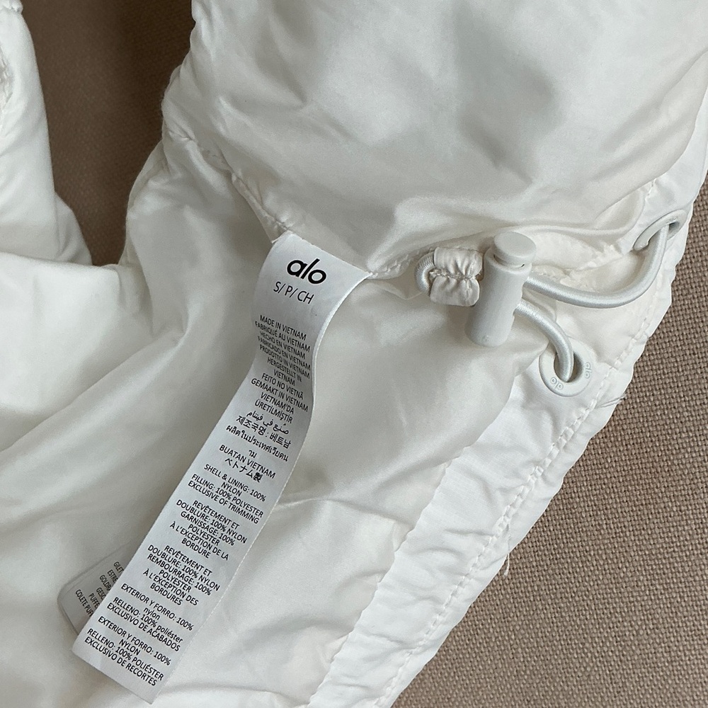 ALO Yoga Ivory White Cropped Gold Rush Puffer Vest - Picture 15 of 15